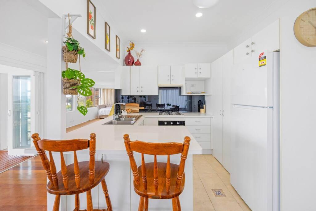 Sun Catcher - ocean views, walk to beach, lake, cafés, shops