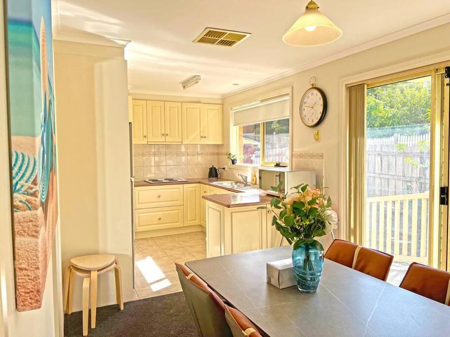 Charming Convenient 2BR Compact House Ringwood