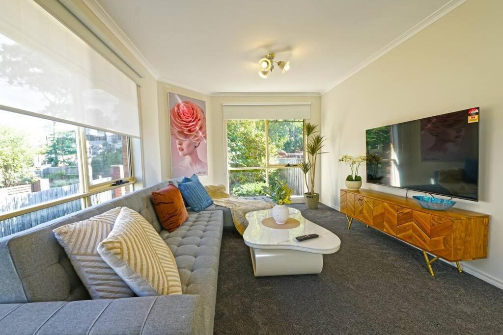 Charming Convenient 2BR Compact House Ringwood