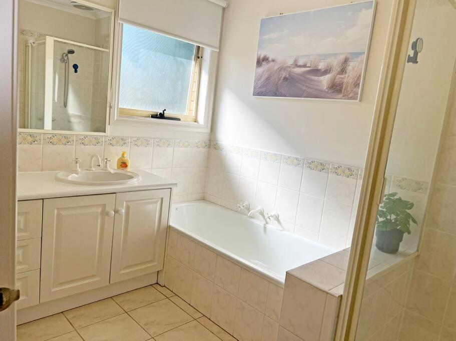 Charming Convenient 2BR Compact House Ringwood