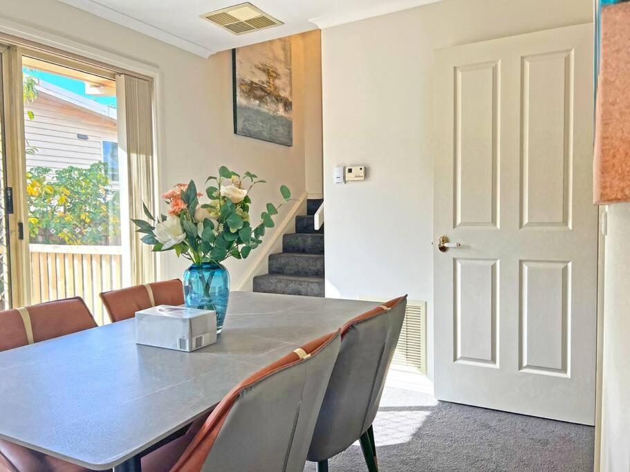 Charming Convenient 2BR Compact House Ringwood