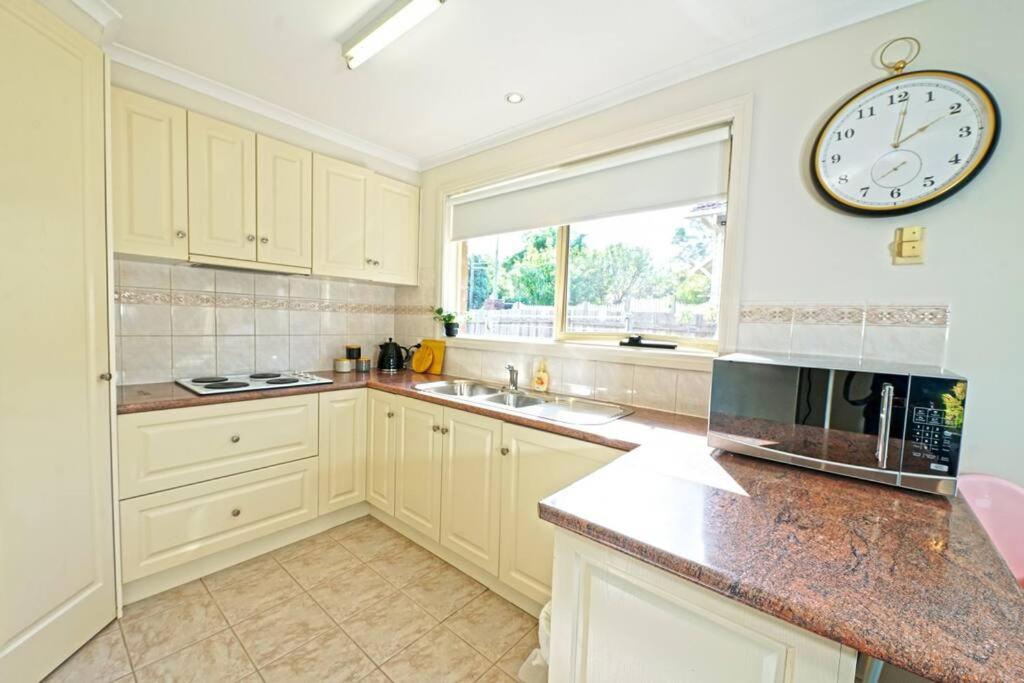 Charming Convenient 2BR Compact House Ringwood