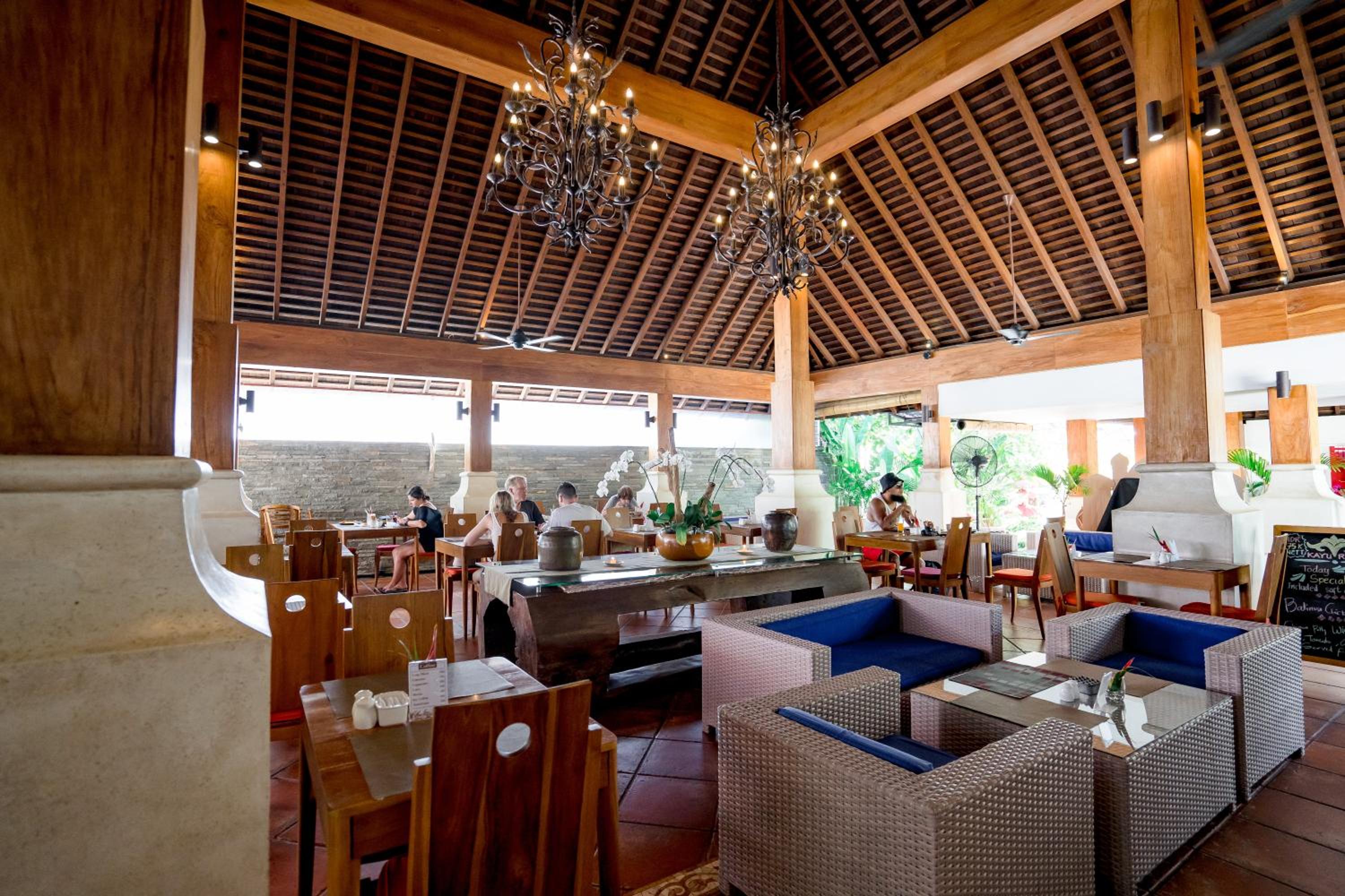 Villa Kayu Raja