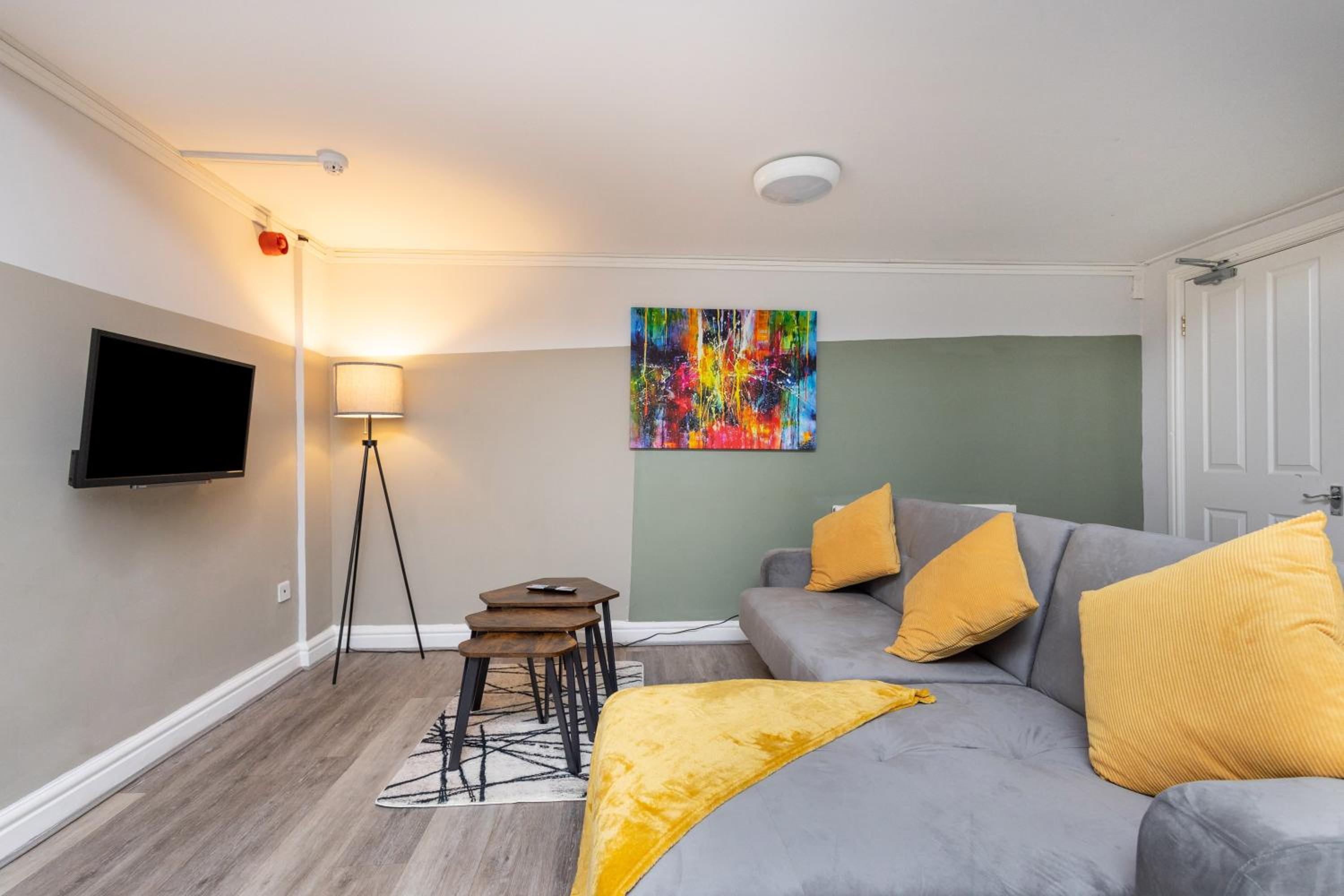 Manygates by Alt-Stay - Huge 4 Bed Apartment Contractor and Relocation Accommodation Near Wakefield near City Centre and M1 J39 with Ample Off Road Parking view 2