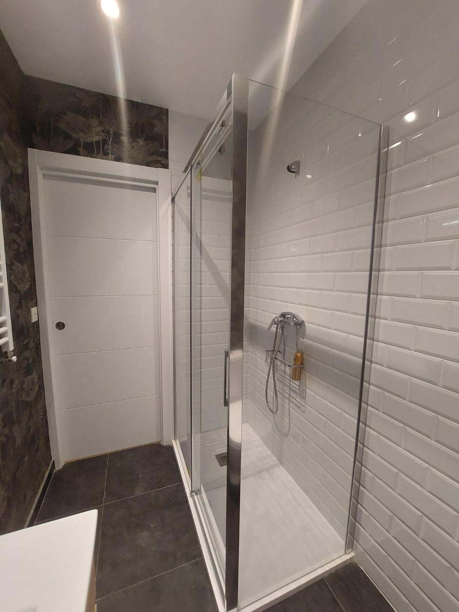 Habitación en apartamento con zonas comunes compartida H2