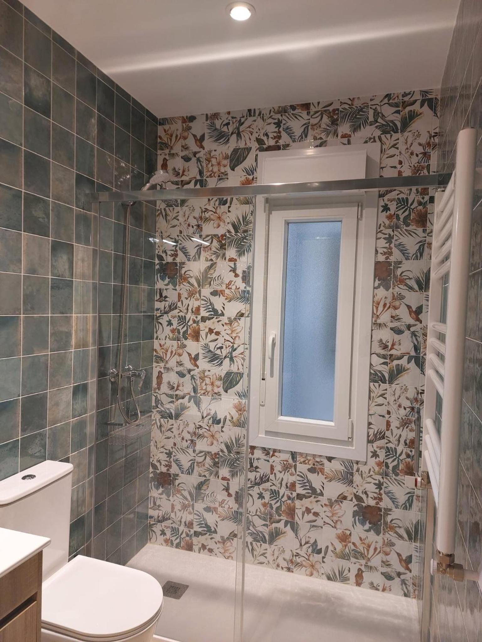 Habitación en apartamento con zonas comunes compartida H2