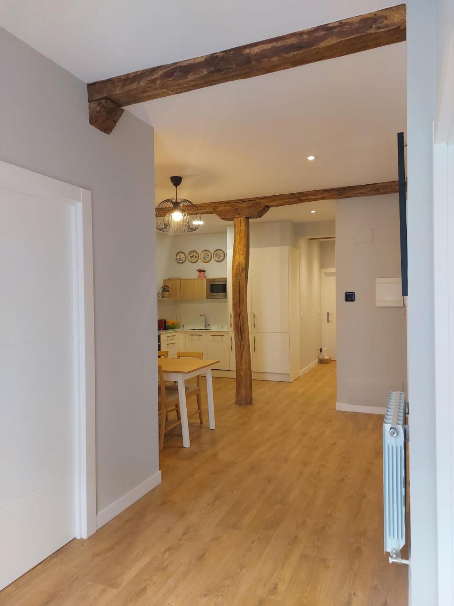 Habitación en apartamento con zonas comunes compartida H2