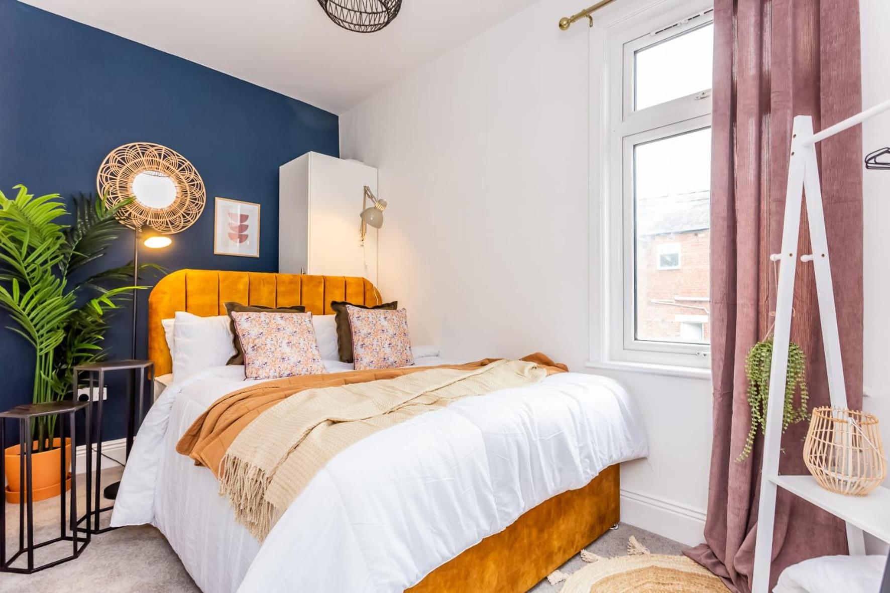 Boho Chic - Stylish Home in City Centre, Sleeps 4 view 3