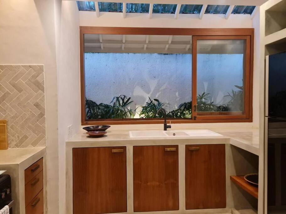 Savvy Villa, a Tranquil Oasis & Walk to the Beach photo 4