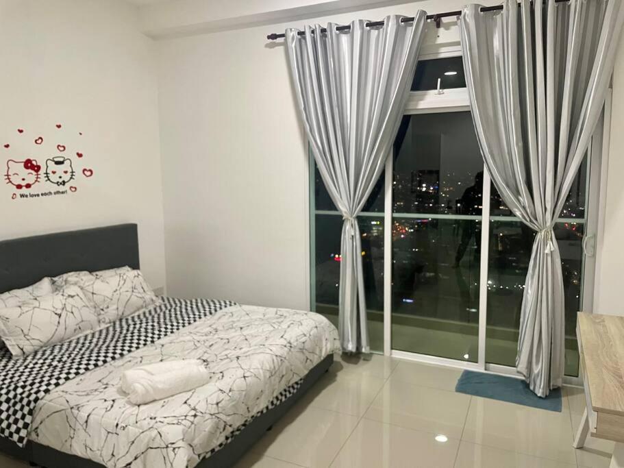 Balcony Studio with WiFi Smart Tv @ Twin Galaxy near KSL/CIQ