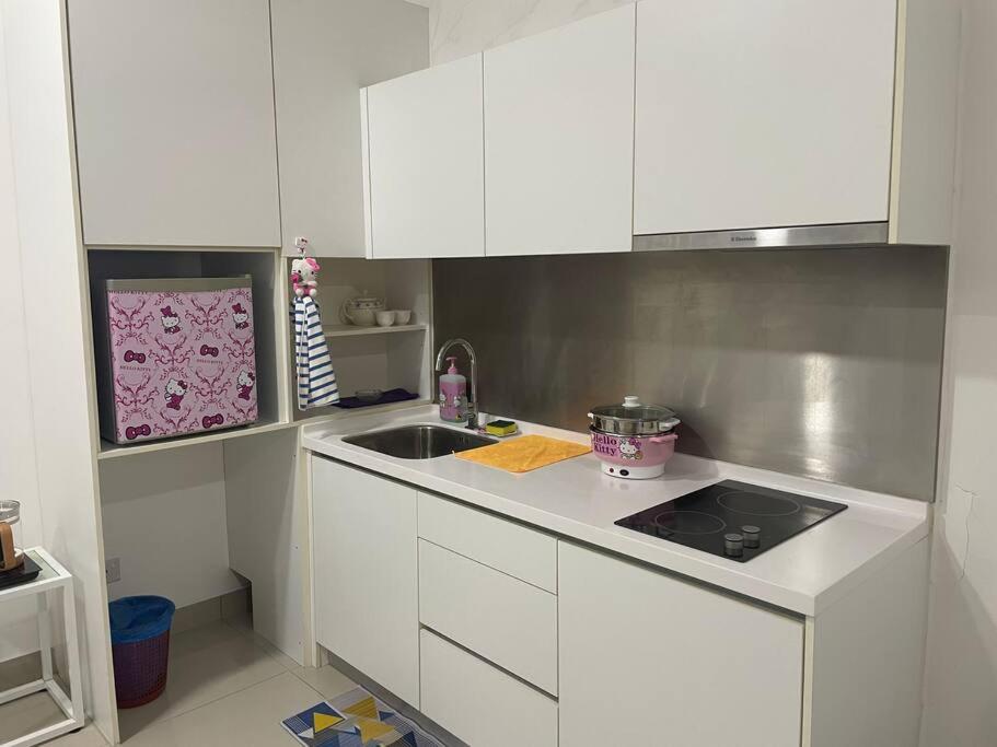 Balcony Studio with WiFi Smart Tv @ Twin Galaxy near KSL/CIQ