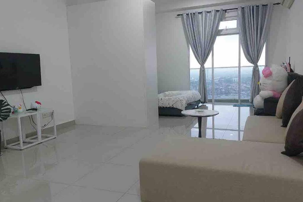 Balcony Studio with WiFi Smart Tv @ Twin Galaxy near KSL/CIQ