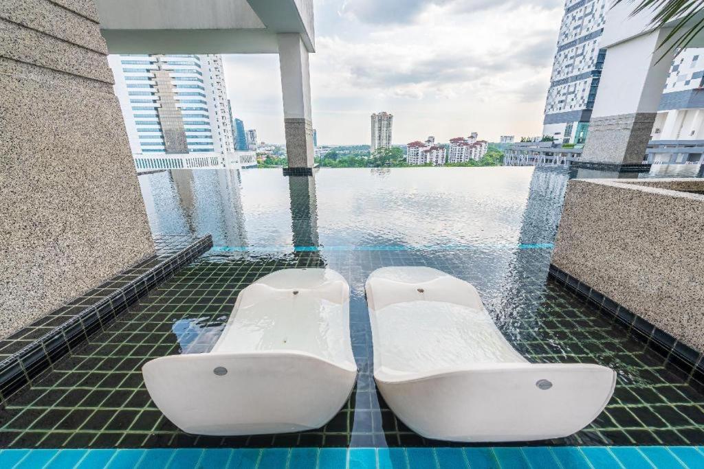 Balcony Studio with WiFi Smart Tv @ Twin Galaxy near KSL/CIQ