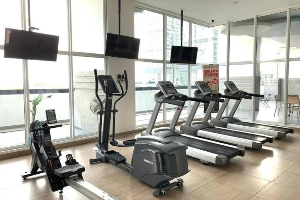 Balcony Studio with WiFi Smart Tv @ Twin Galaxy near KSL/CIQ