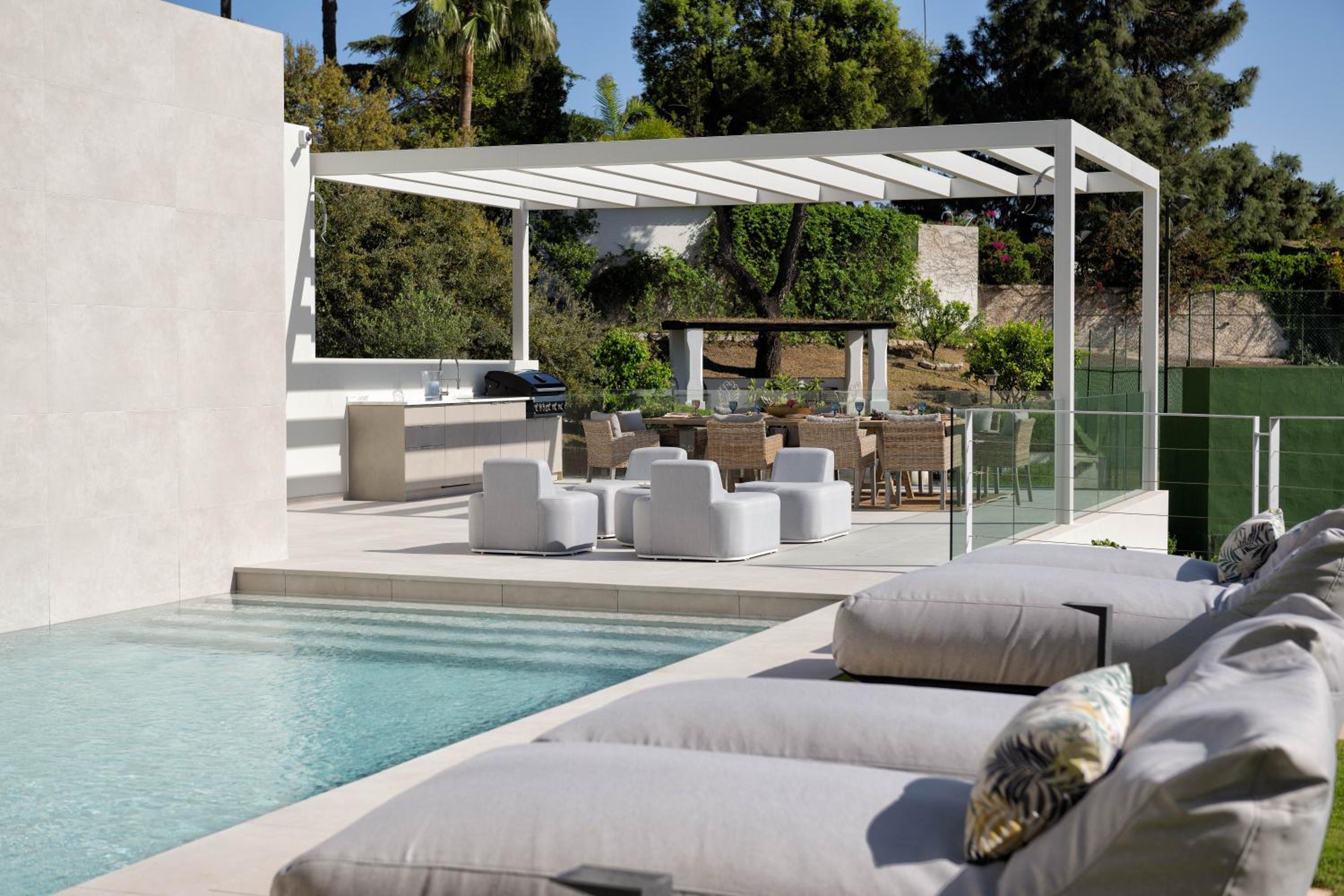 Luxury Villa Alma Pool, Garden & Parking