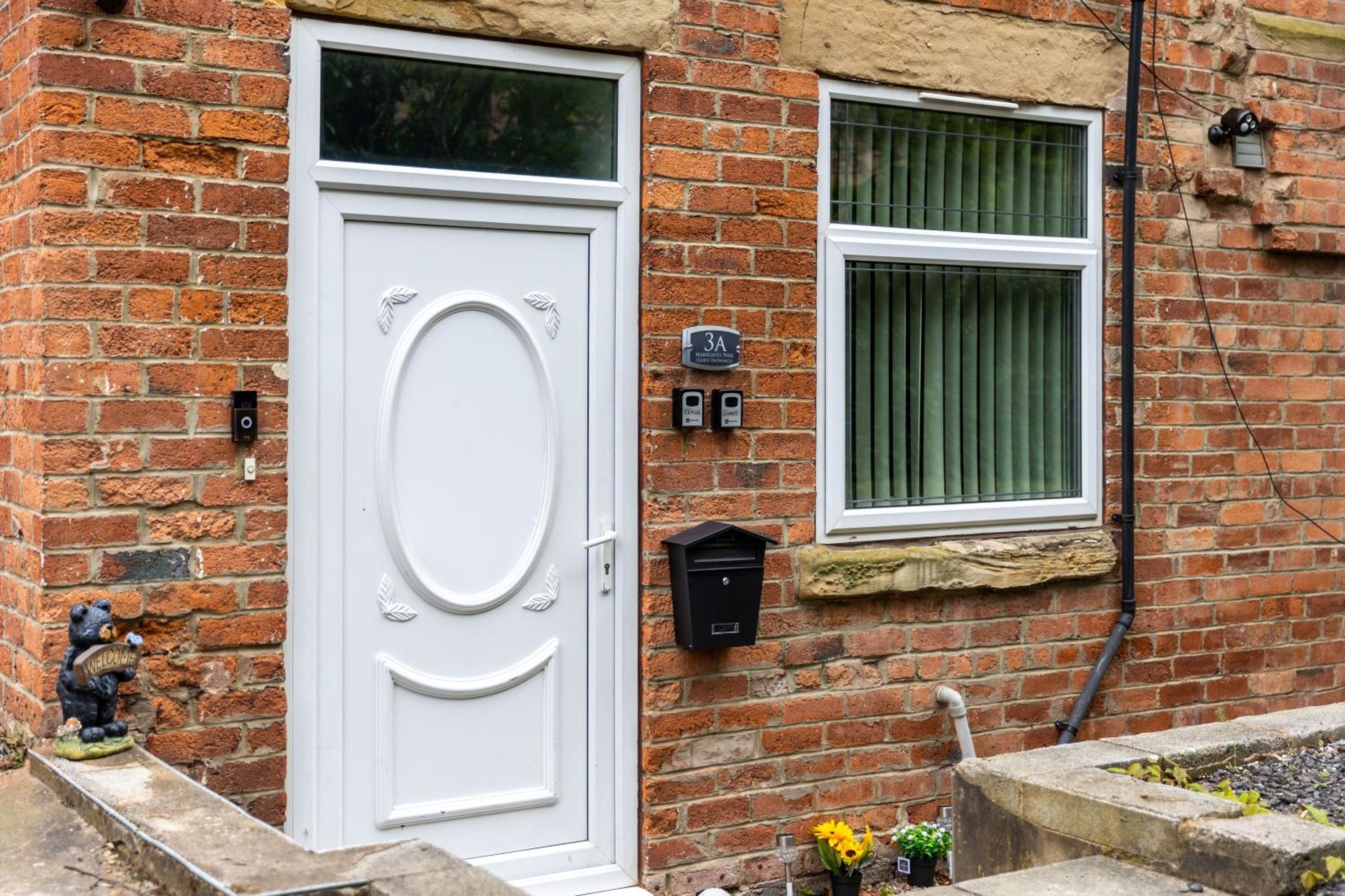 Manygates by Alt-Stay - Huge 4 Bed Apartment Contractor and Relocation Accommodation Near Wakefield near City Centre and M1 J39 with Ample Off Road Parking view 5