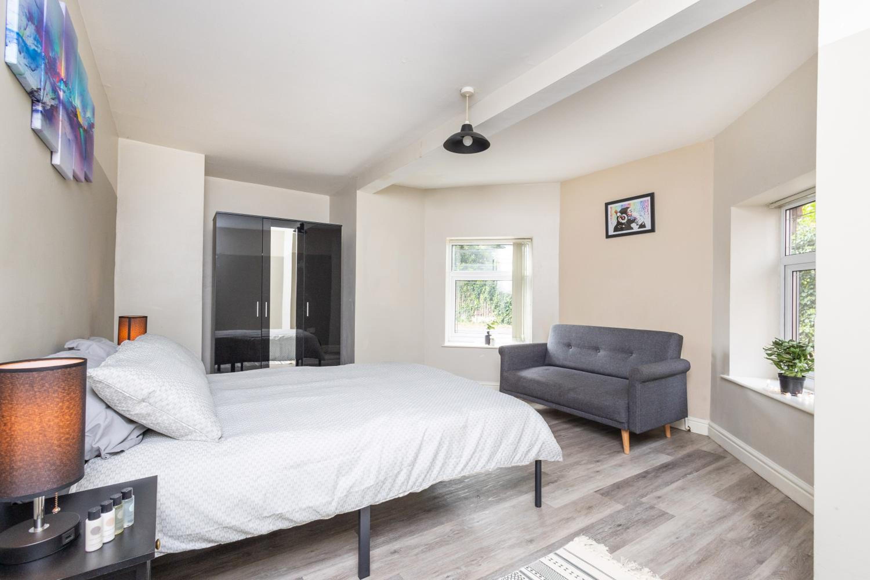 Manygates by Alt-Stay - Huge 4 Bed Apartment Contractor and Relocation Accommodation Near Wakefield near City Centre and M1 J39 with Ample Off Road Parking view 3