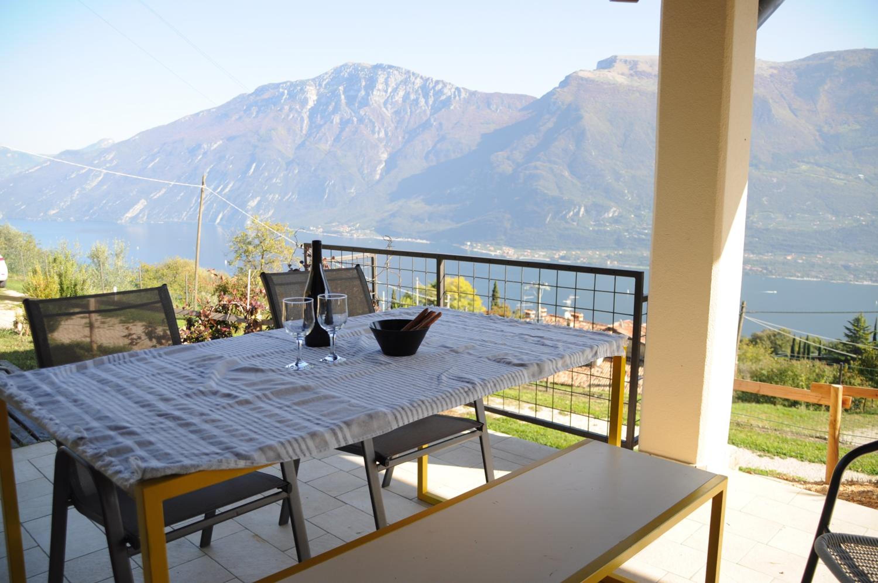 Villetta 56 Blu Yellow and Red Lake view Garden Private Parking by Garda Domus Mea view 2