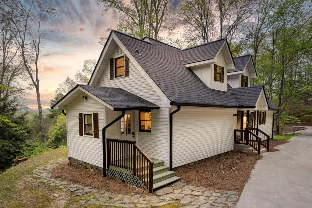 Luxury Chalet on 50 Acres, Hot Tub, Game Room, Mountain View & seasonal spring in Mineral Bluff, US