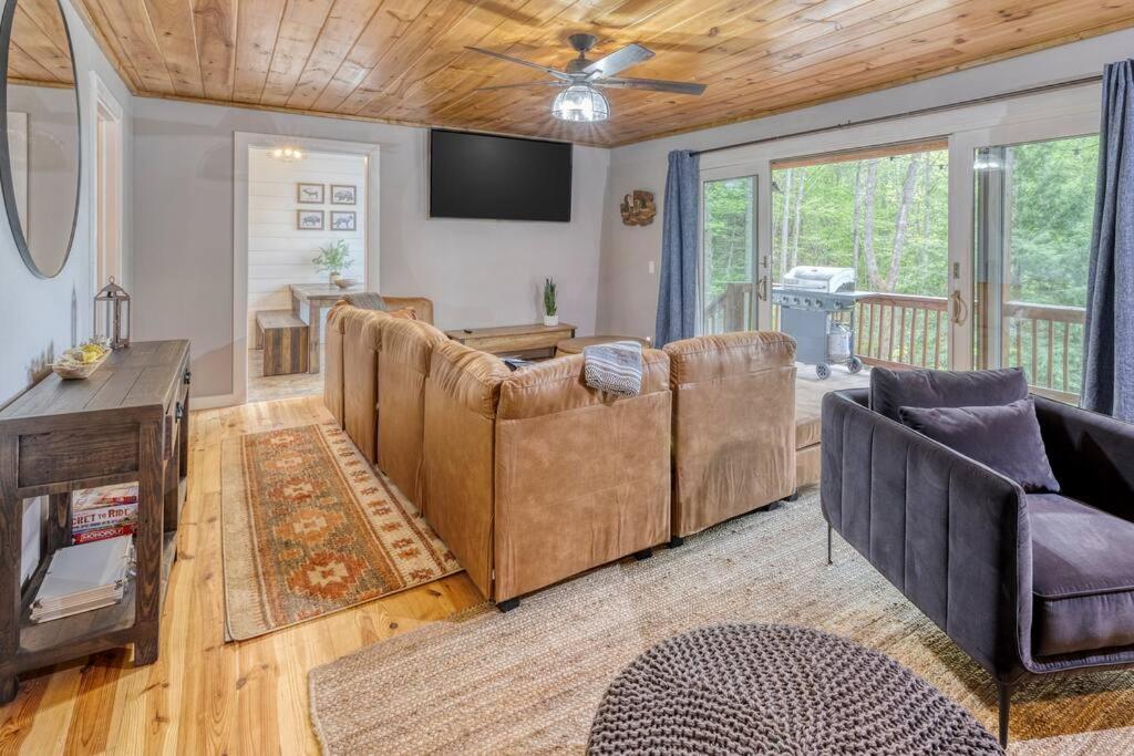 Luxury Chalet on 50 Acres, Hot Tub, Game Room, Mountain View & seasonal spring view 2