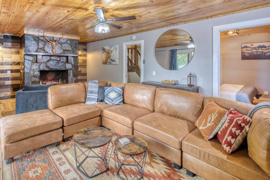 Luxury Chalet on 50 Acres, Hot Tub, Game Room, Mountain View & seasonal spring view 3