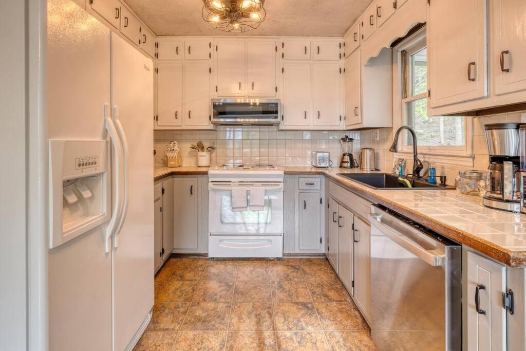 Luxury Chalet on 50 Acres, Hot Tub, Game Room, Mountain View & seasonal spring view 4