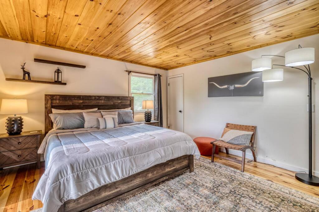 Luxury Chalet on 50 Acres, Hot Tub, Game Room, Mountain View & seasonal spring view 5