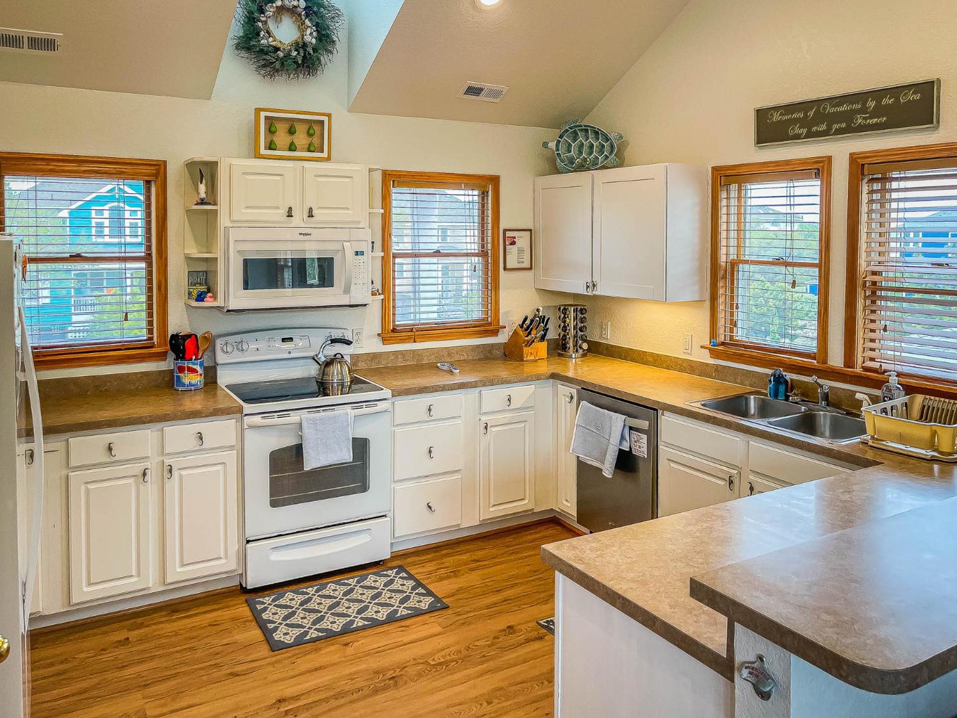 Raspberry Duck - Duck Landing, 525 Yds to Beach, Pool, Tiki Bar, Hot Tub, Close to Downtown