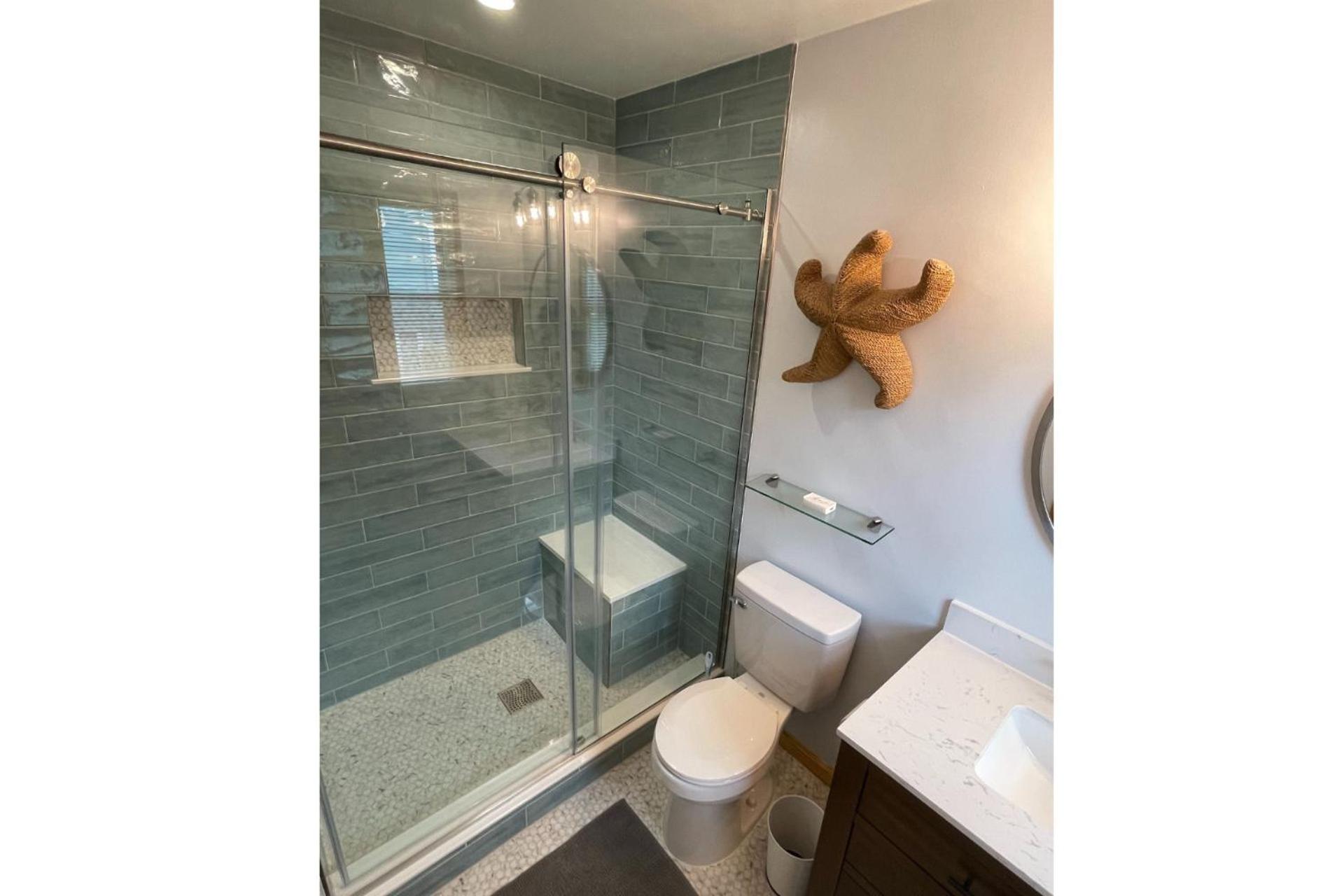 Raspberry Duck - Duck Landing, 525 Yds to Beach, Pool, Tiki Bar, Hot Tub, Close to Downtown