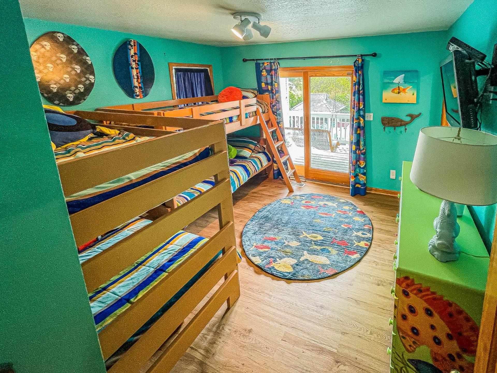 Raspberry Duck - Duck Landing, 525 Yds to Beach, Pool, Tiki Bar, Hot Tub, Close to Downtown