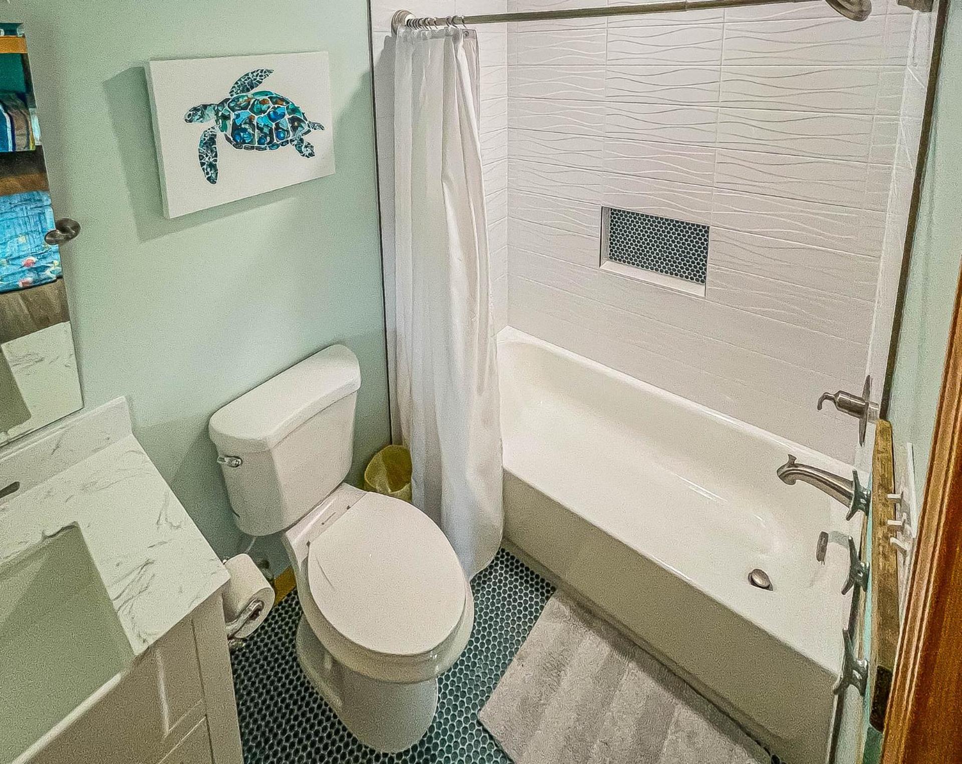 Raspberry Duck - Duck Landing, 525 Yds to Beach, Pool, Tiki Bar, Hot Tub, Close to Downtown