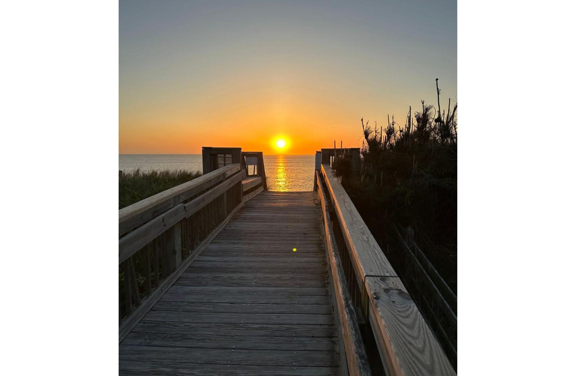Raspberry Duck - Duck Landing, 525 Yds to Beach, Pool, Tiki Bar, Hot Tub, Close to Downtown