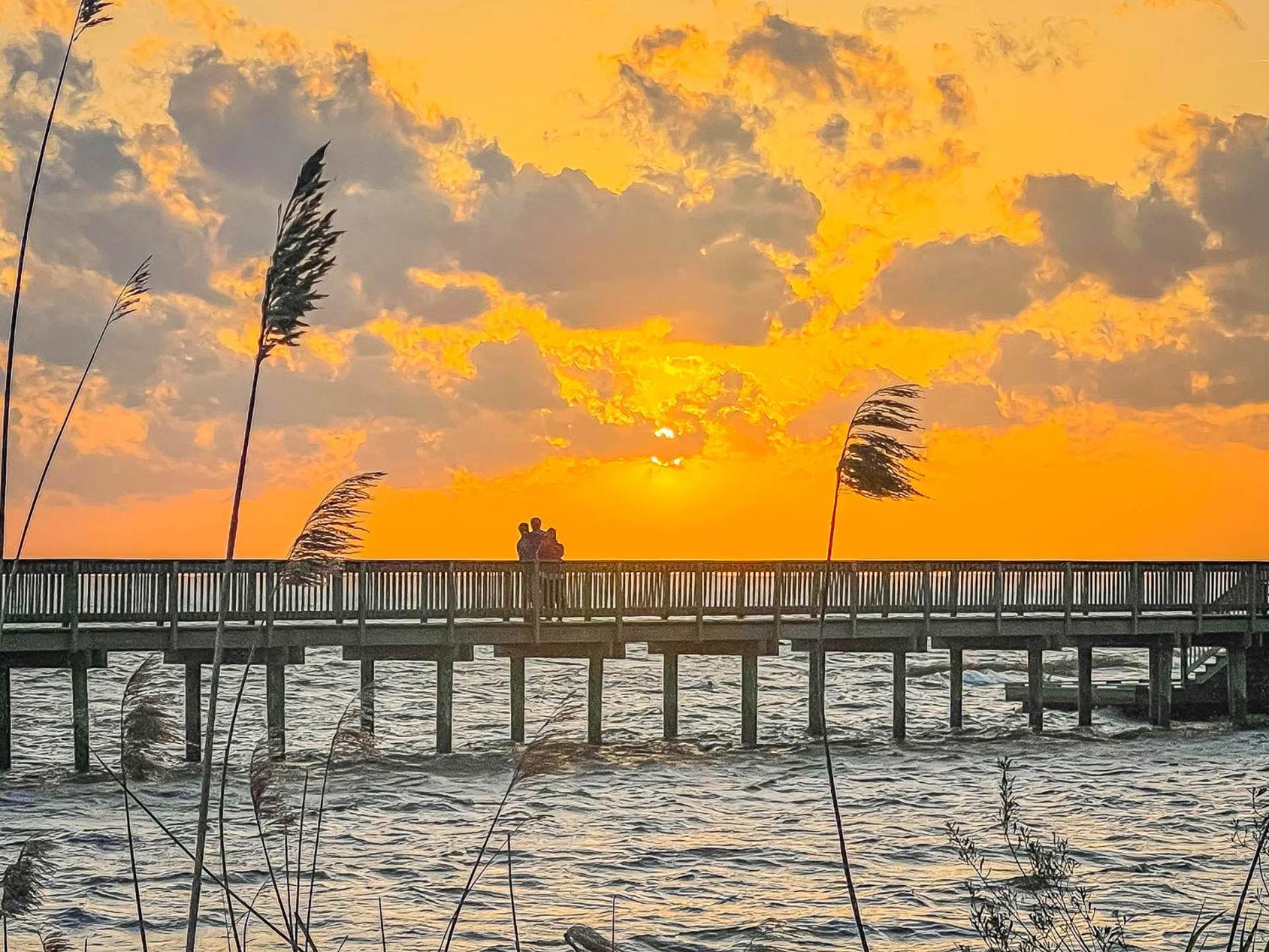 Raspberry Duck - Duck Landing, 525 Yds to Beach, Pool, Tiki Bar, Hot Tub, Close to Downtown