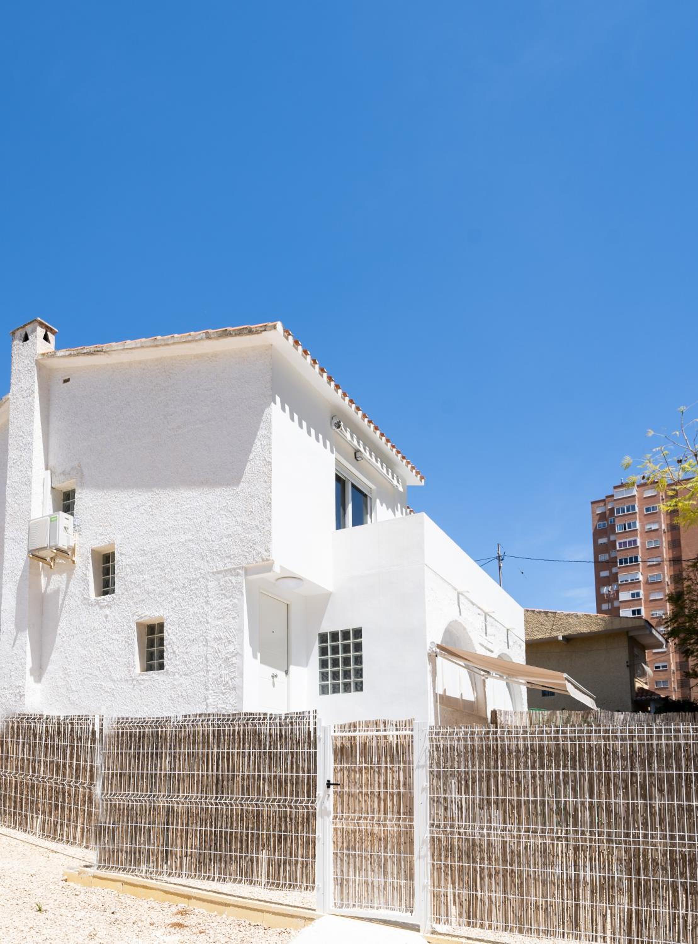 Casa MYA con terreno privado y parking compartido - a 800m de Playa Poniente