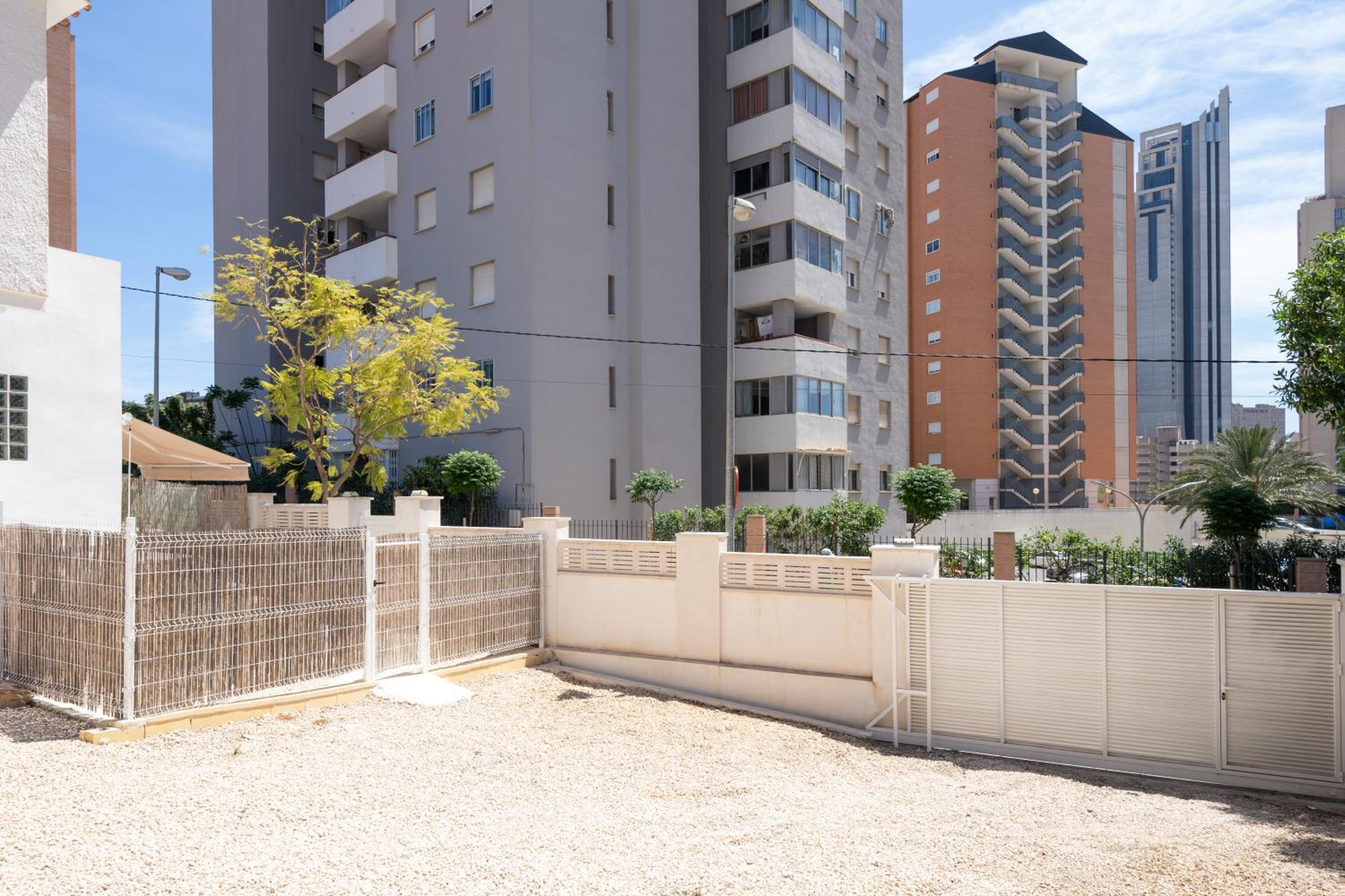 Casa MYA con terreno privado y parking compartido - a 800m de Playa Poniente