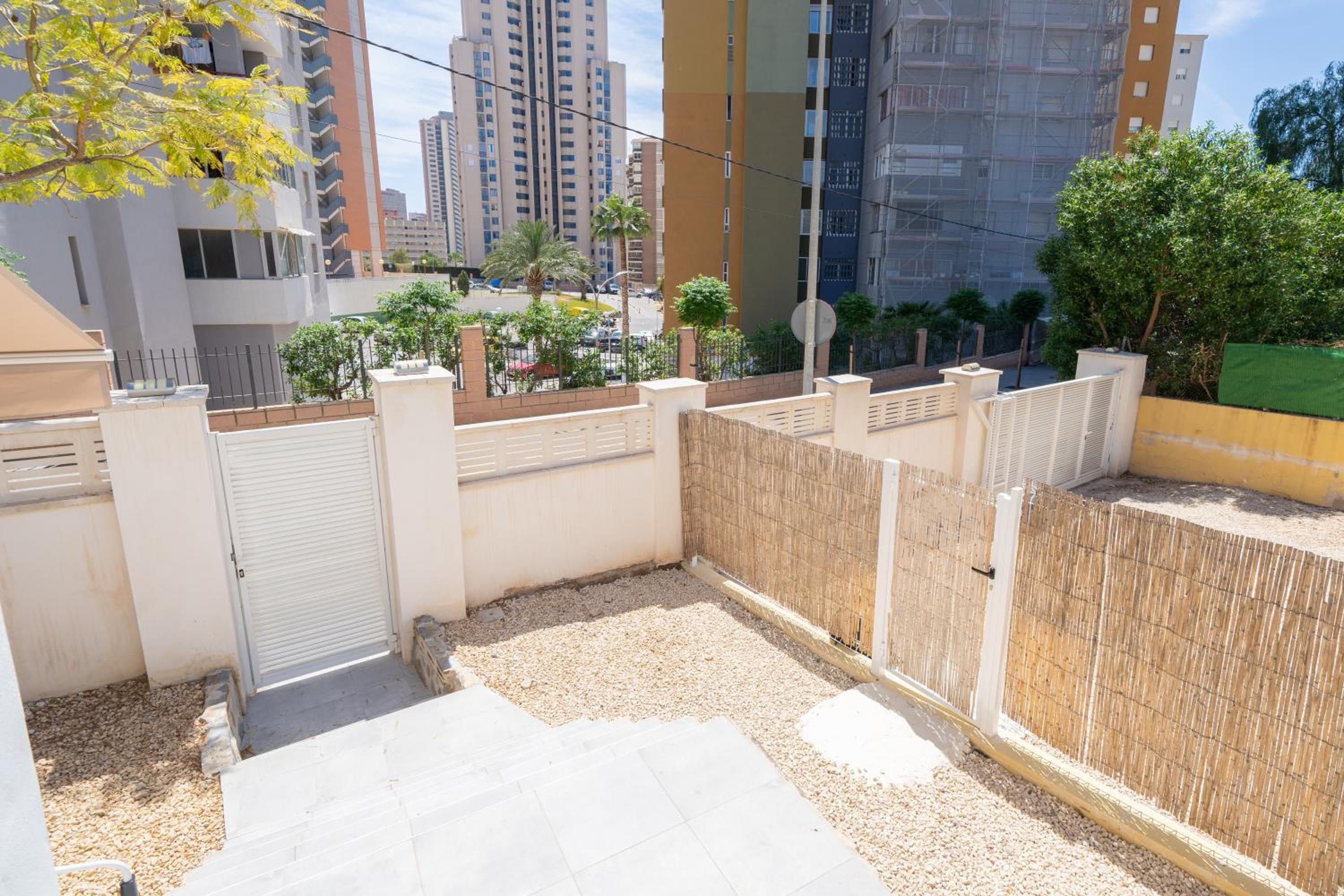 Casa MYA con terreno privado y parking compartido - a 800m de Playa Poniente