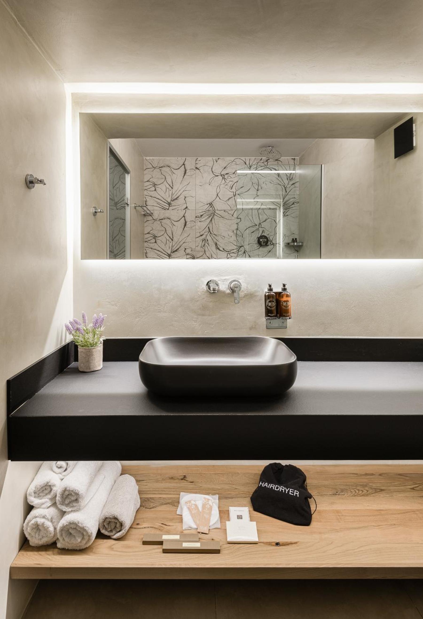 Akrotiri Olympus Luxury Suites - Adults Only