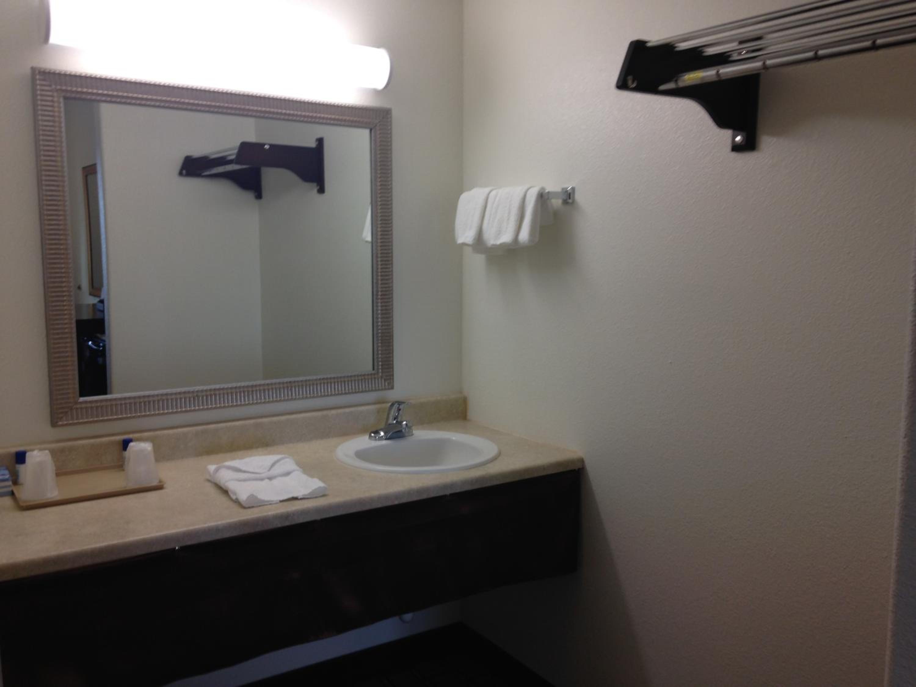 Ridgecrest Vacations - America Inn  Suites - Property Image 12