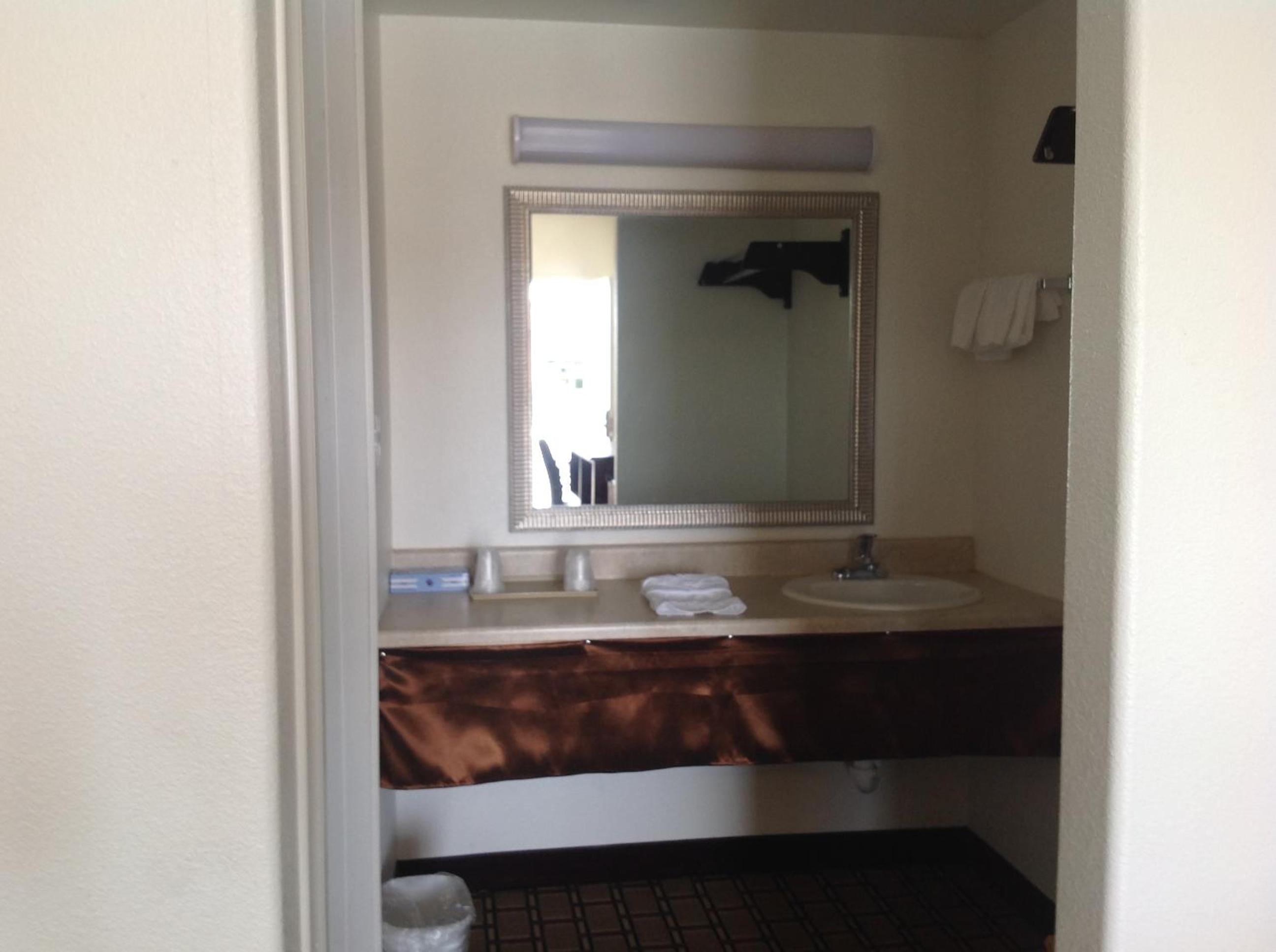 Ridgecrest Vacations - America Inn  Suites - Property Image 14