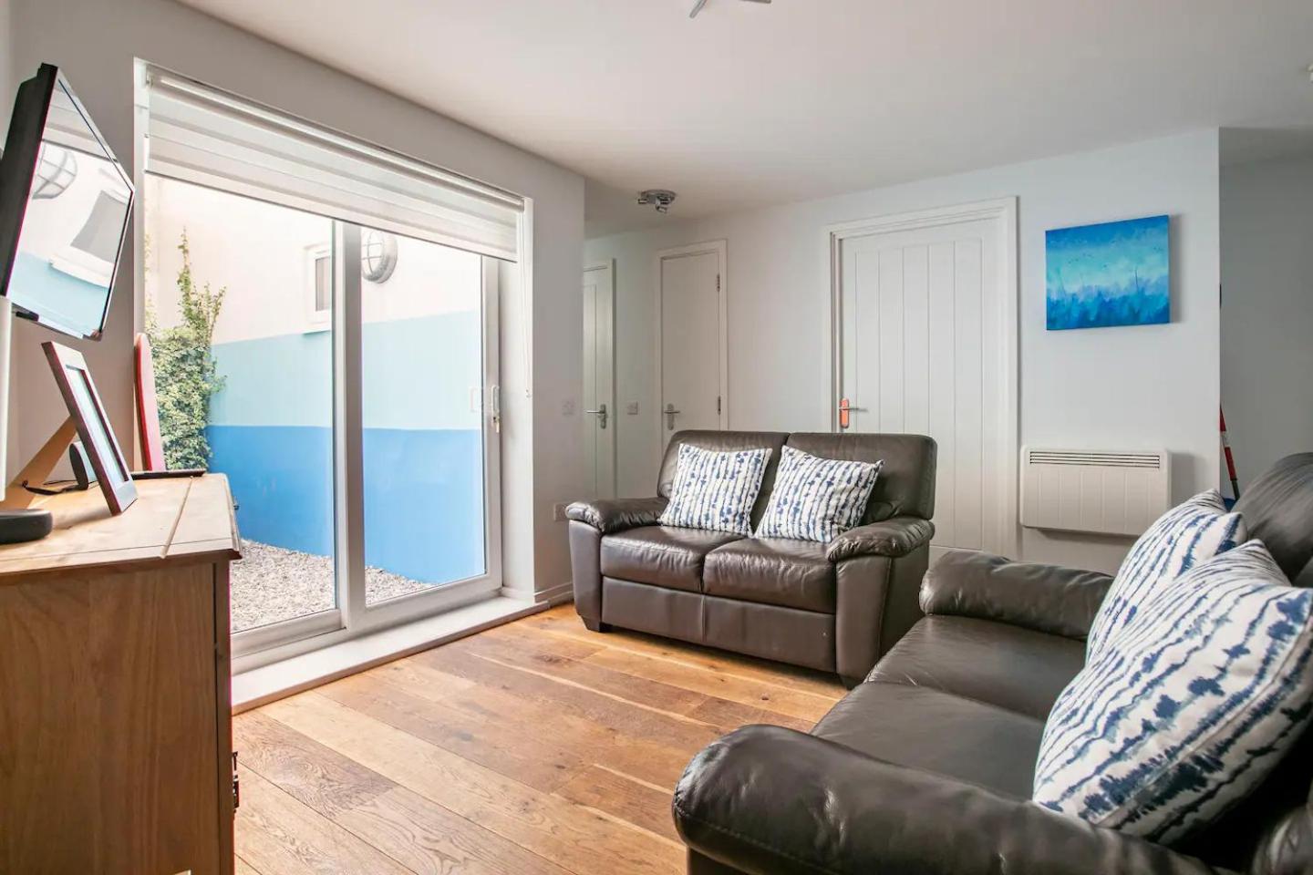 Modern 2 Bedroom Beach Front Apartment Central Newquay view 5