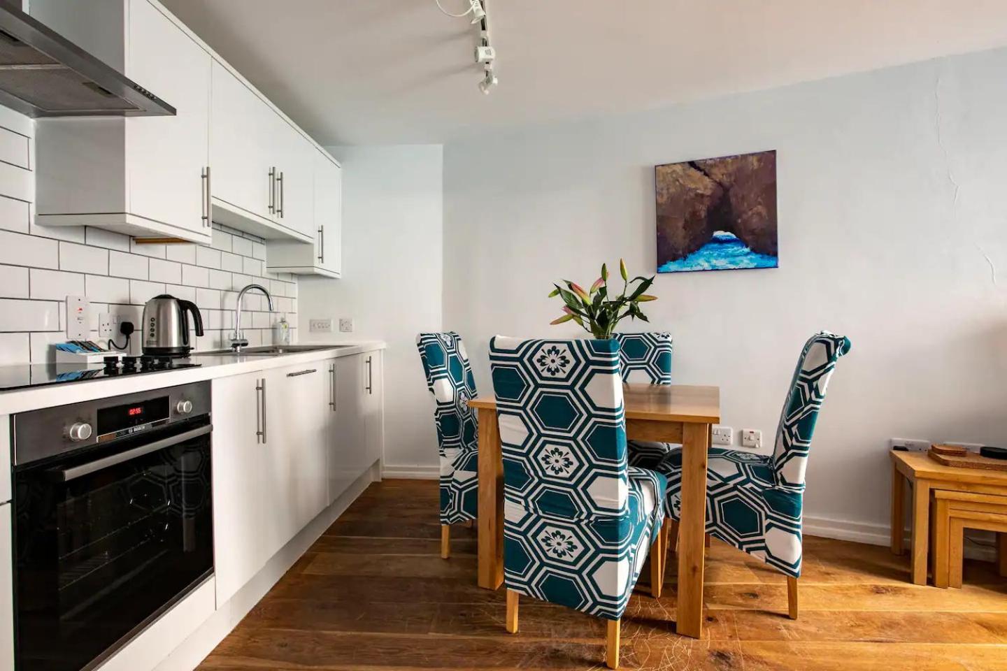 Modern 2 Bedroom Beach Front Apartment Central Newquay view 3