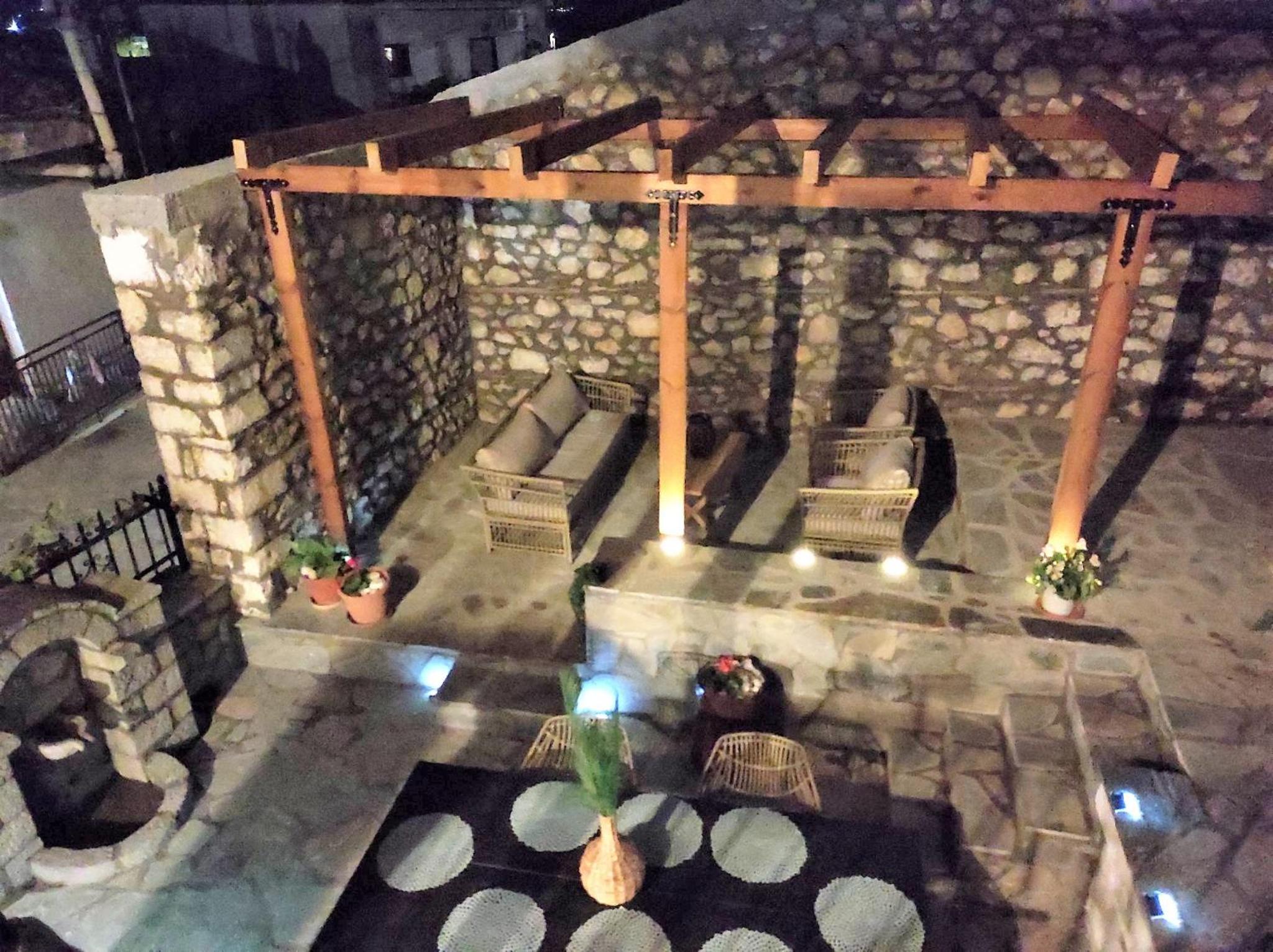 Archontiko Kastellia - Stone Guesthouse with Fireplace and Mountain View