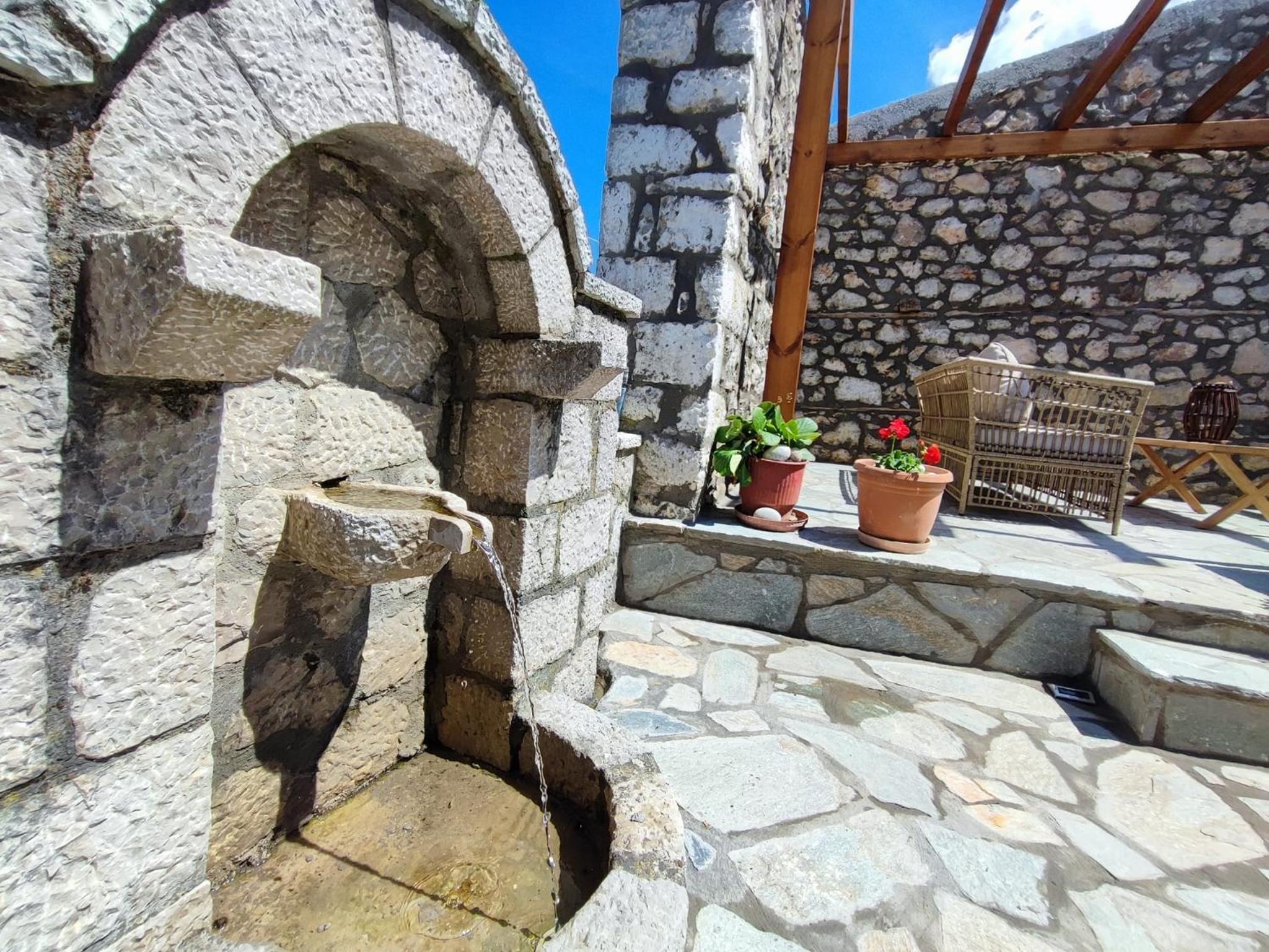 Archontiko Kastellia - Stone Guesthouse with Fireplace and Mountain View