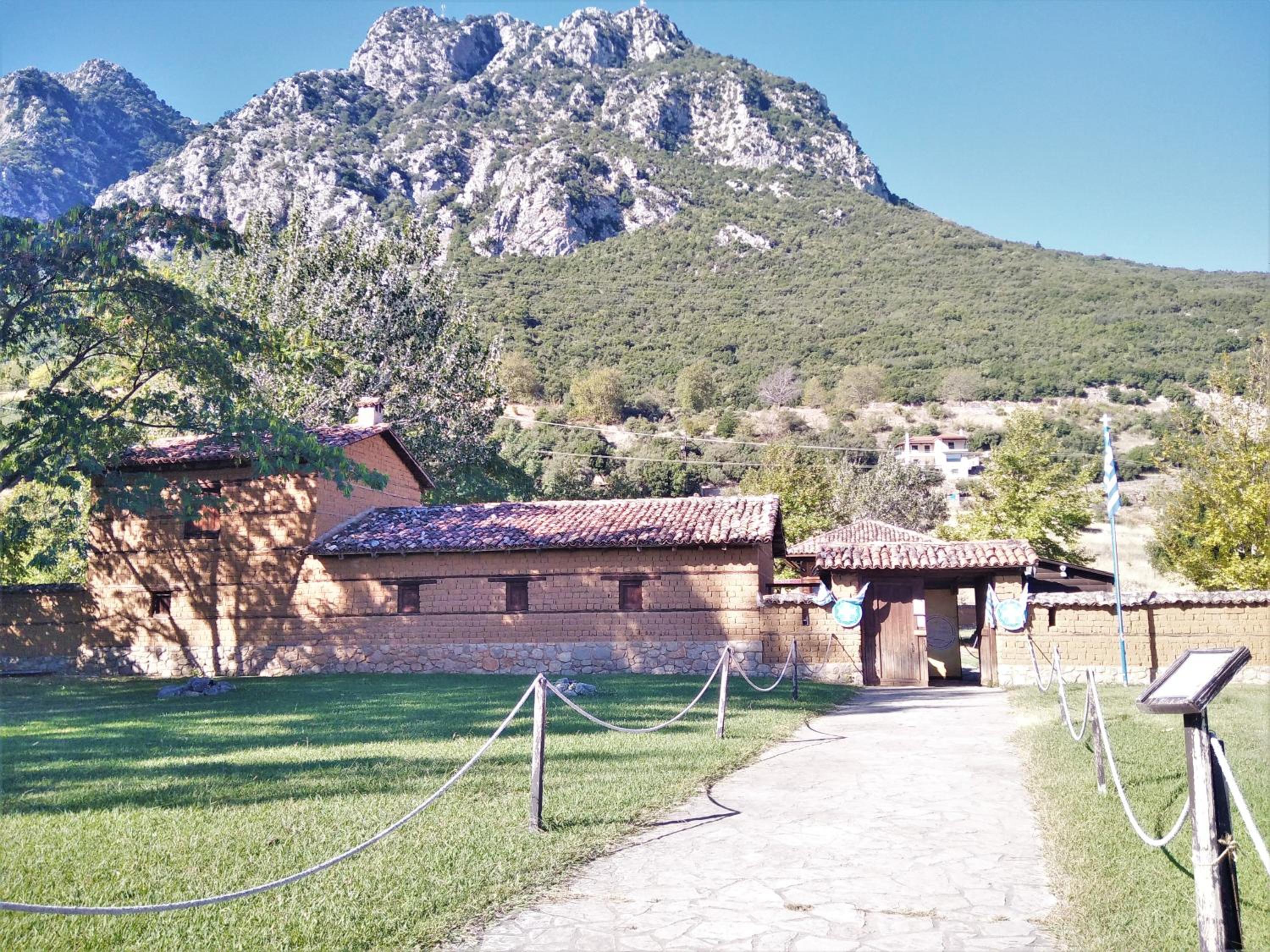 Archontiko Kastellia - Stone Guesthouse with Fireplace and Mountain View