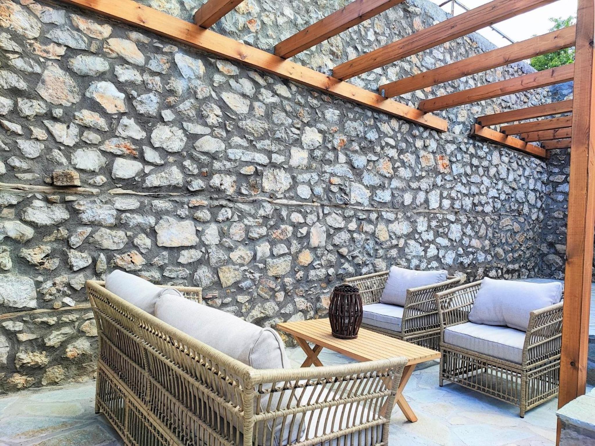 Archontiko Kastellia - Stone Guesthouse with Fireplace and Mountain View
