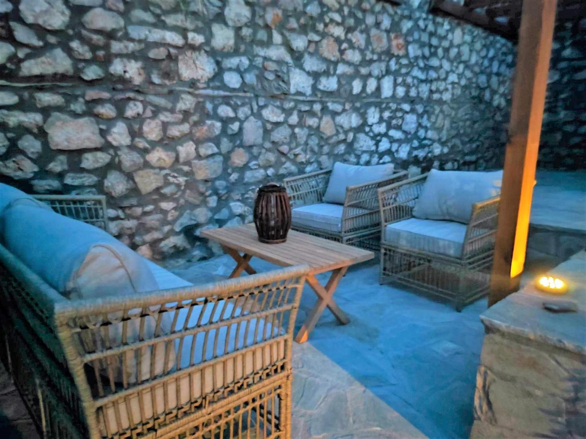 Archontiko Kastellia - Stone Guesthouse with Fireplace and Mountain View