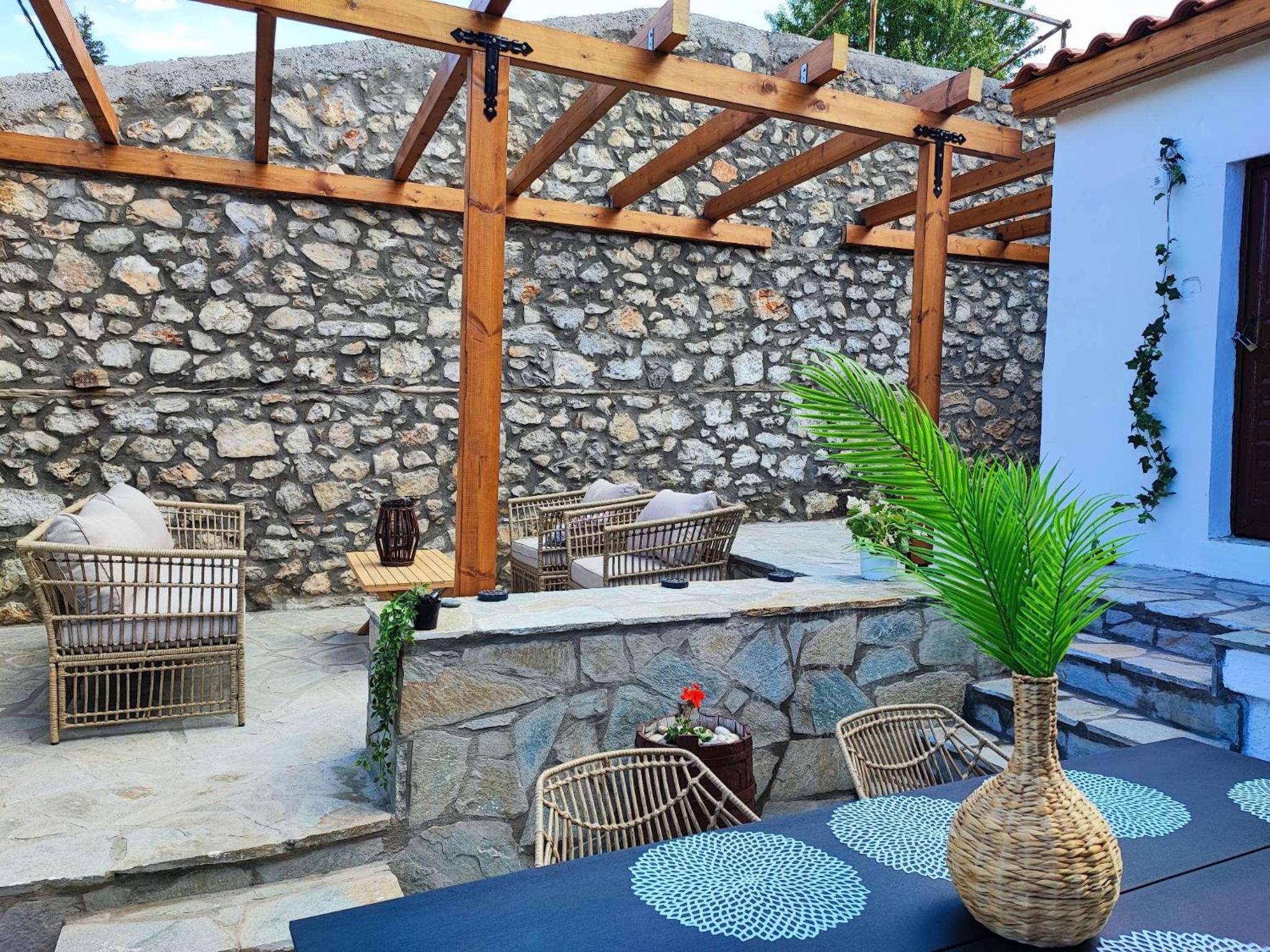 Archontiko Kastellia - Stone Guesthouse with Fireplace and Mountain View