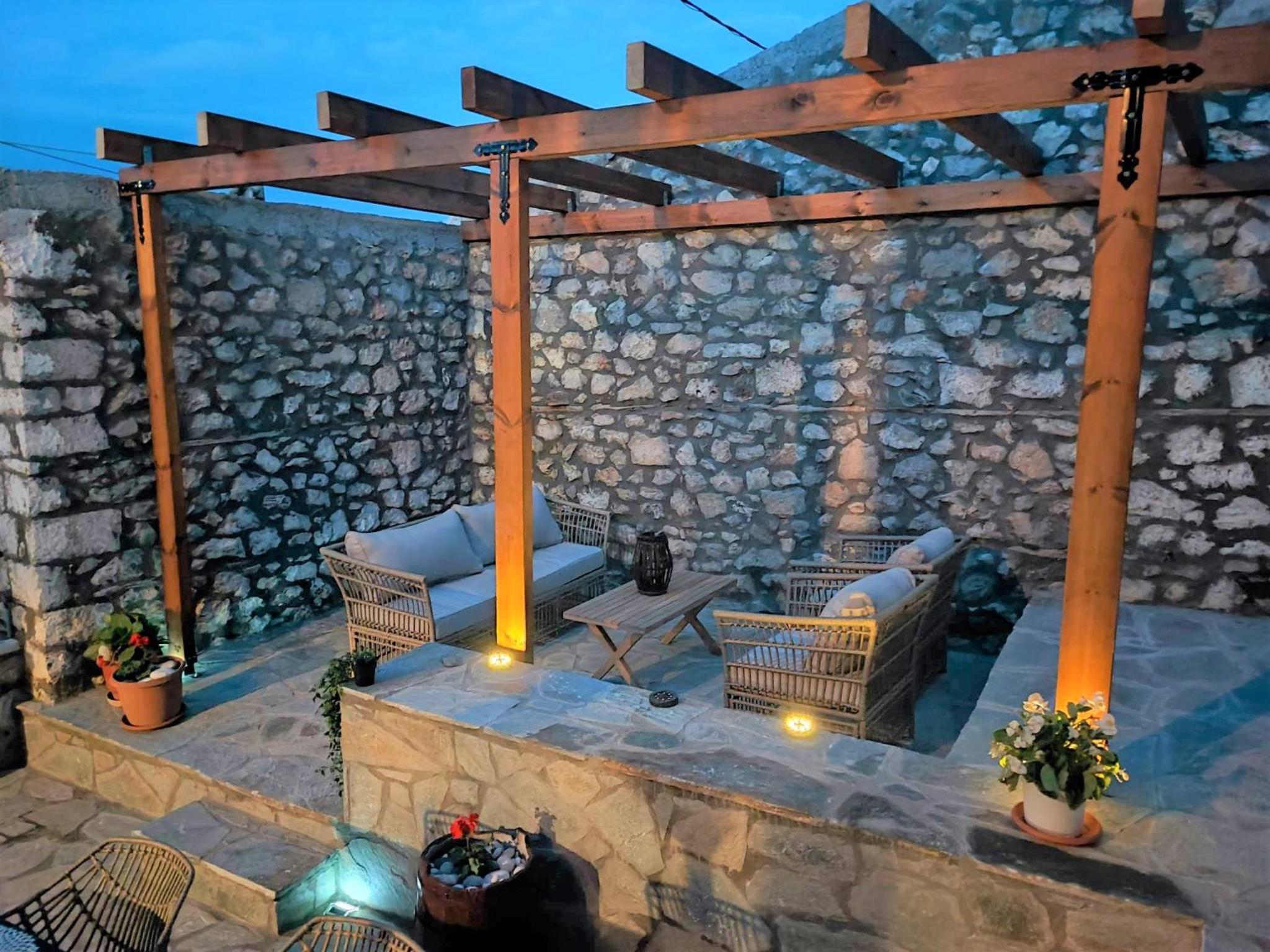 Archontiko Kastellia - Stone Guesthouse with Fireplace and Mountain View
