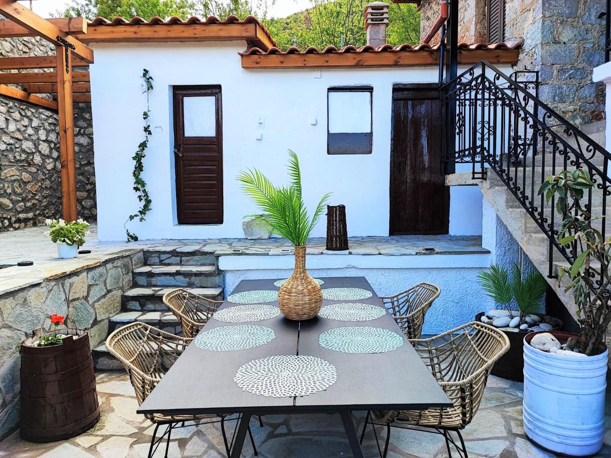 Archontiko Kastellia - Stone Guesthouse with Fireplace and Mountain View