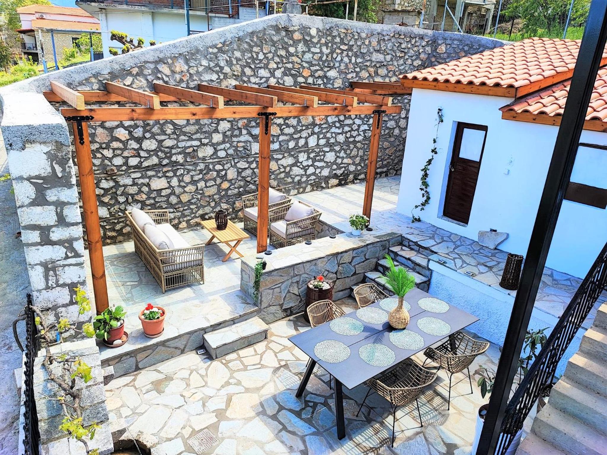 Archontiko Kastellia - Stone Guesthouse with Fireplace and Mountain View